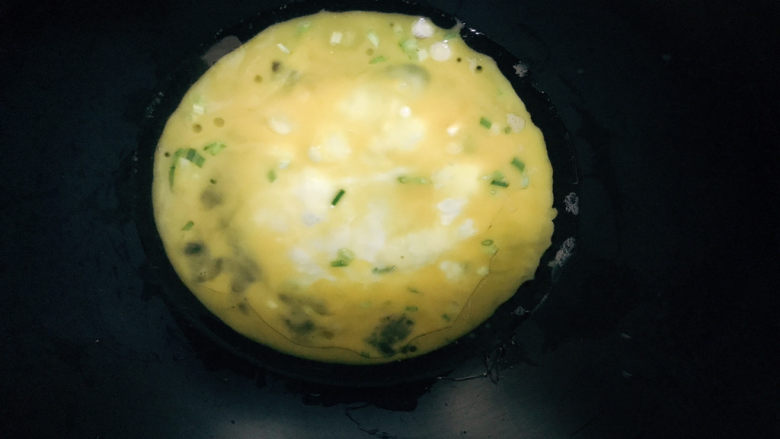 佛手瓜炒鸡蛋,起油锅，倒入鸡蛋稍微煎一下
