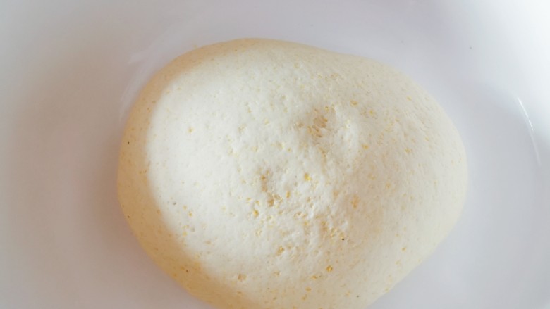 椒盐花卷,面粉和酵母粉混合在一起，温水和面。面团软硬适中即可，放温暖处发酵。