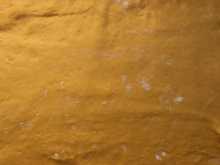 千层南瓜糕,案板上撒些面粉，擀开成长方形面皮。