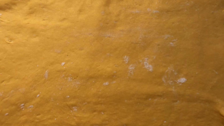 千层南瓜糕,案板上撒些面粉，擀开成长方形面皮。