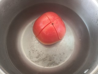 番茄豆腐汤,放开水锅里汤一下