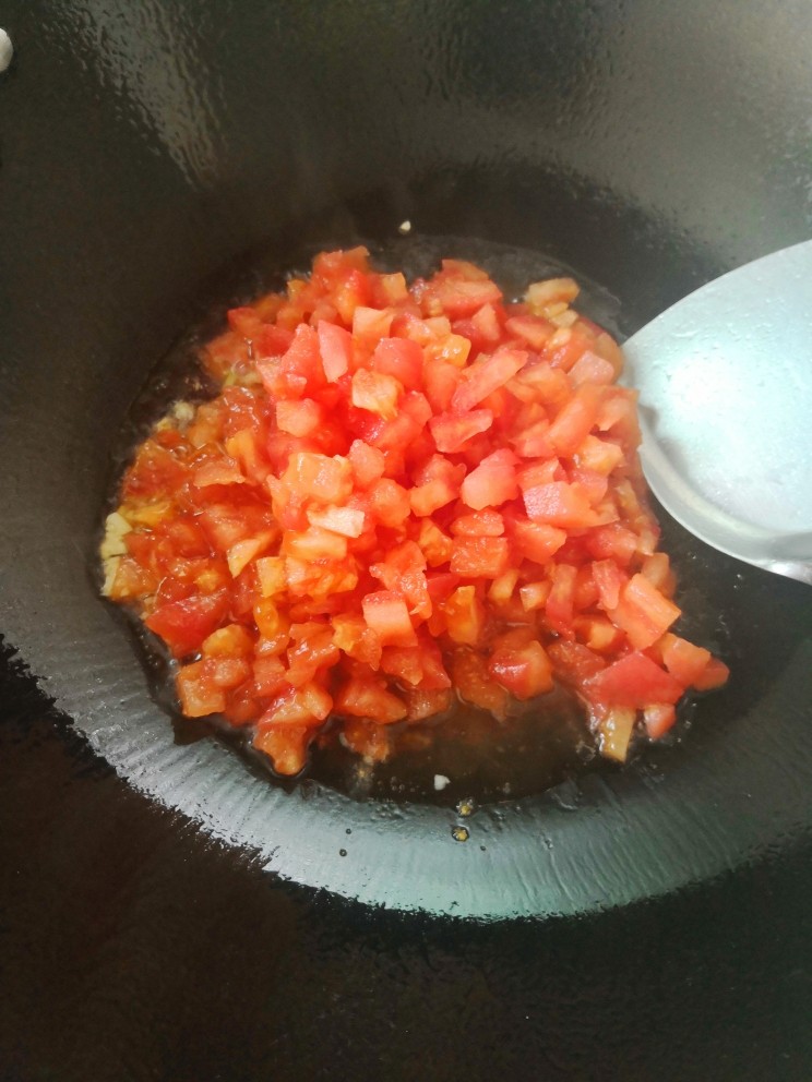 番茄豆腐汤,倒入番茄丁
