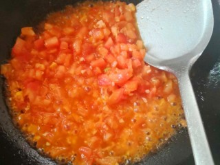 番茄豆腐汤,炒出汤汁