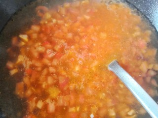 番茄豆腐汤,倒入适量开水