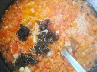番茄豆腐汤,放豆腐丁、紫菜和虾皮