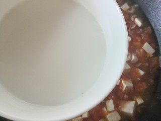 番茄豆腐汤,倒入水淀粉煮至汤汁粘稠