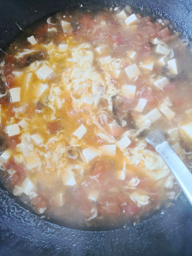 番茄豆腐汤,淋入鸡蛋液
