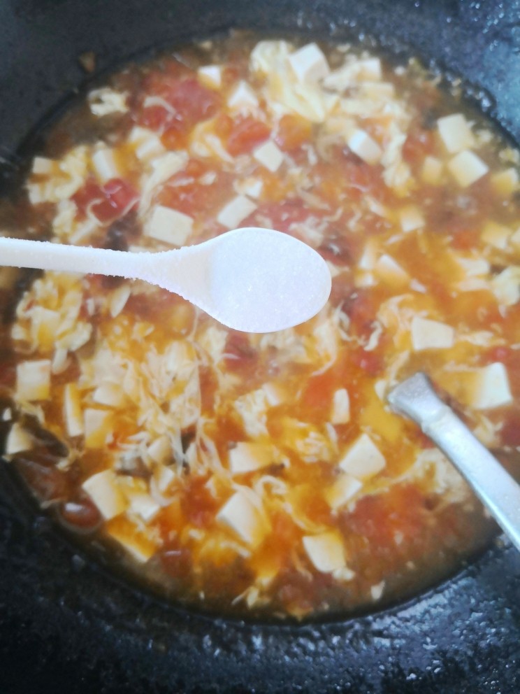 番茄豆腐汤,调入适量盐