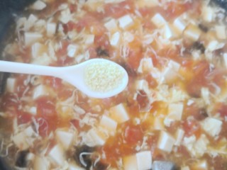 番茄豆腐汤,和少许鸡精