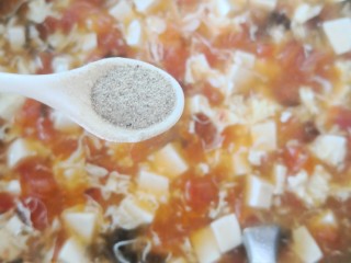 番茄豆腐汤,白胡椒粉