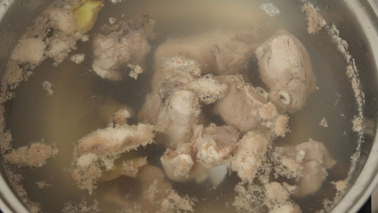 山药猪骨汤,将猪骨凉水下锅焯水，水开捞出。