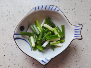 辣白菜五花肉,小葱洗净之后切成段