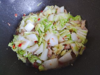辣白菜五花肉,翻炒至白菜稍稍变软，体积变小，约摸一分钟