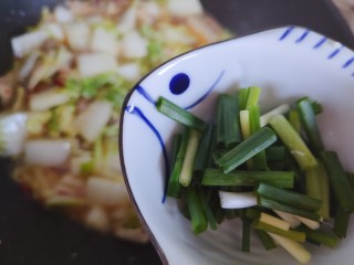辣白菜五花肉,加入小葱，翻炒均匀即可
