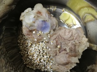 山药猪骨汤,猪骨，薏仁米，姜片一同放入电锅里。