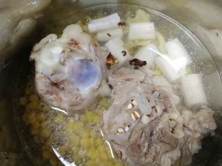 山药猪骨汤,山药和花椒，八角放入锅里，加适量开水。
