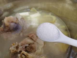 山药猪骨汤,汤好根据自己口味加盐调味。