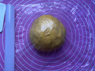 千层南瓜糕,取出面团滚圆盖保鲜膜发酵。