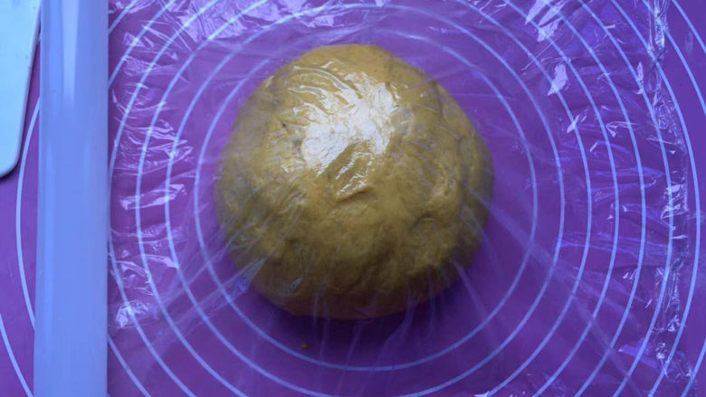 千层南瓜糕,取出面团滚圆盖保鲜膜发酵。