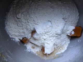 千层南瓜糕,把南瓜泥、面粉、酵母放入厨师机搅面，差不多一个程序揉匀。