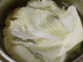 白菜炒木耳,白菜叶清水洗干净。