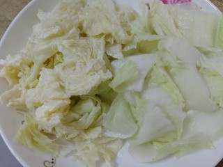 白菜炒木耳,菜叶撕成小块，菜帮切小块。