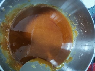 香酥芝麻糖,化到焦糖的颜色，然后像蜂蜜一样的感觉就可以了