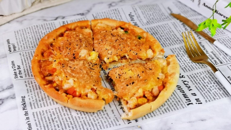 虾仁培根披萨,切开即可食用。