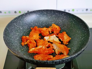 老北京鸡肉卷,煎至两面微黄，熟透即可，把竹签去掉，撕小块。
