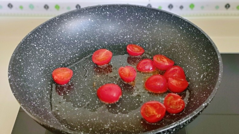 培根意大利面,起油锅，加入小番茄翻炒。