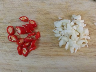 白菜炒木耳,小米辣切⭕圈，蒜切碎。