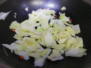 白菜炒木耳,白菜帮微微炒软，放入白菜叶，文火翻炒均匀。