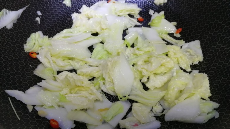 白菜炒木耳,白菜帮微微炒软，放入白菜叶，文火翻炒均匀。