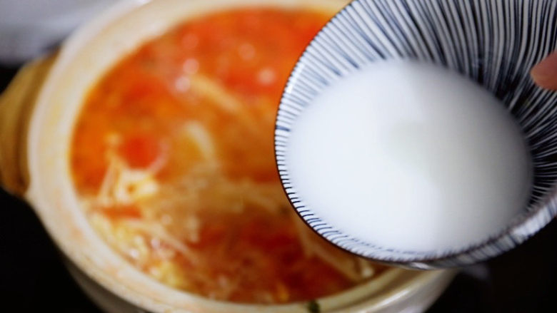 番茄豆腐汤,淋入水淀粉
