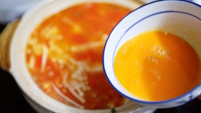 番茄豆腐汤,淋入蛋液