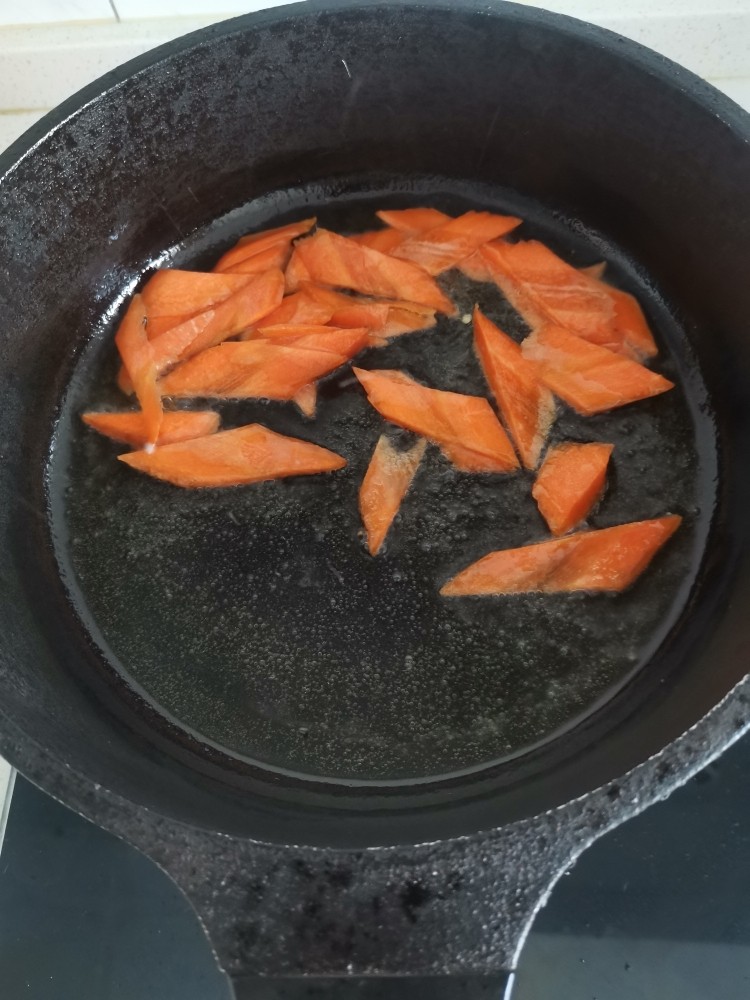 青椒炒千张,油温6层下胡萝卜