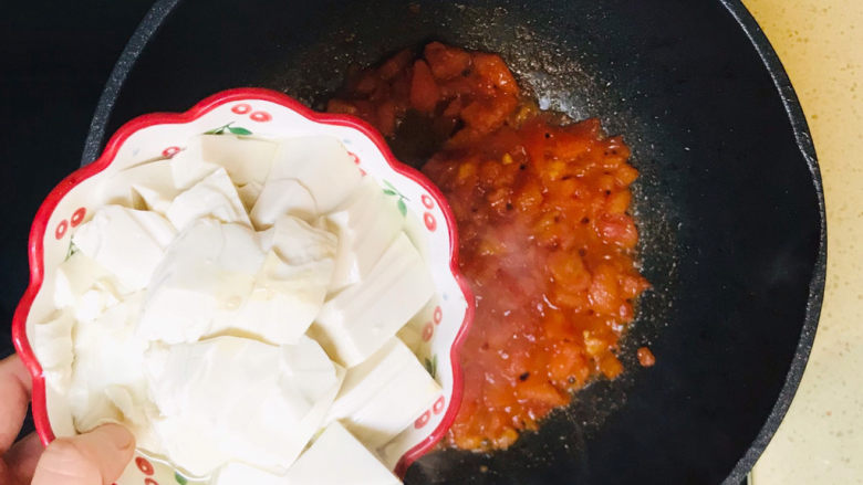 番茄豆腐汤,加入豆腐块