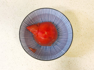 番茄豆腐汤,被烫过的番茄很容易就剥掉外皮了