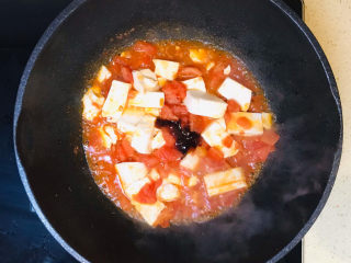 番茄豆腐汤,搅拌均匀