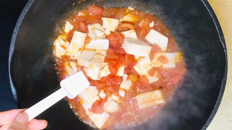 番茄豆腐汤,轻轻翻拌均匀，撒入盐调味