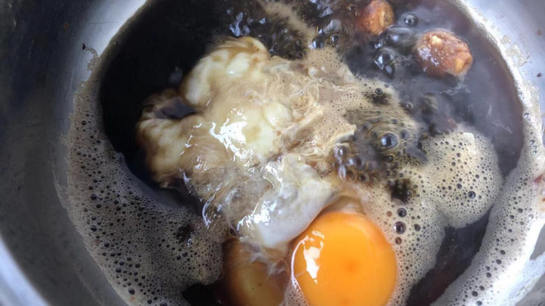 桂花黑糖酒酿水煮蛋,加入无花果慢慢煮。