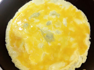 秋葵厚蛋烧,锅中倒入油，加热至七成热，倒入3/5的鸡蛋液。