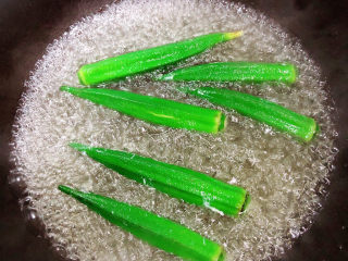 秋葵厚蛋烧,锅中烧开水，加入盐，煮一下秋葵，2-3分钟即可。