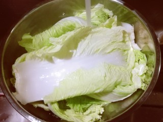 白菜炒木耳,白菜取下需要量清洗干净。