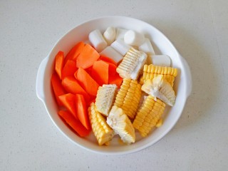 山药猪骨汤,胡萝卜切滚刀块，山药切段，玉米对半切开，在对半切开