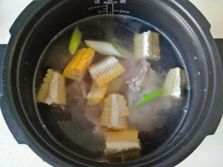 山药猪骨汤,焯水的大骨头放入电压力锅，放入葱段姜片，放入玉米段