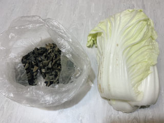白菜炒木耳,主要食材如图所示示意，干木耳适量、白菜4~5叶、胡萝卜一小段。