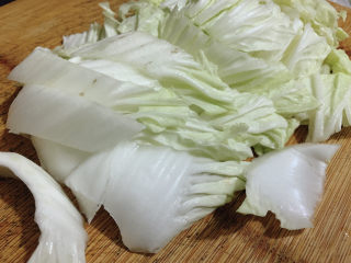 白菜炒木耳,将白菜叶洗净，斜切成段