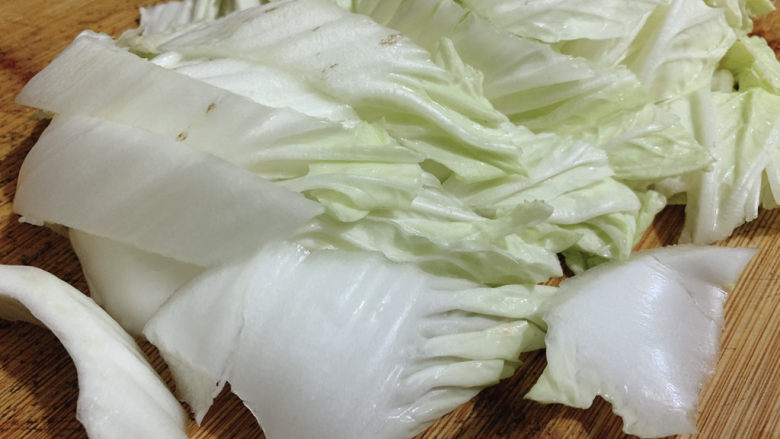 白菜炒木耳,将白菜叶洗净，斜切成段