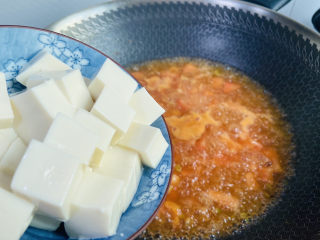 番茄豆腐汤,放入豆腐煮五分钟
